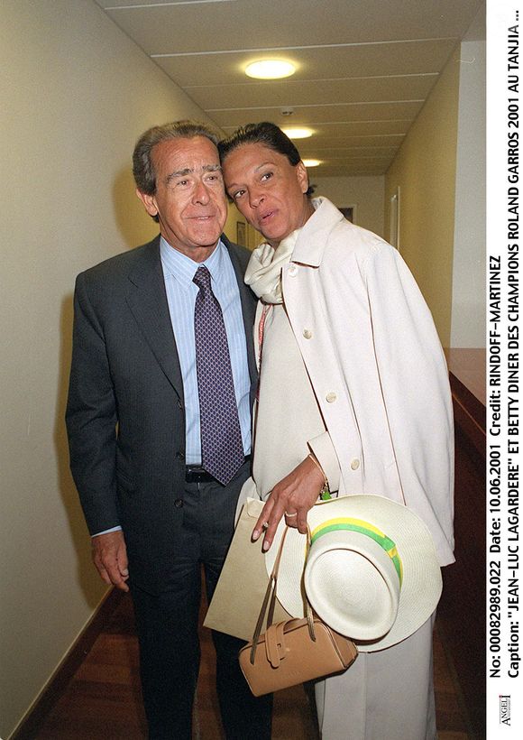 Cette transaction majeure incluait deux haras normands et 188 chevaux, évitant ainsi la dispersion du patrimoine génétique constitué par l'industriel français. 

Jean-Luc Lagardère et Betty Lagardère lors du dîner des Champions de Roland-Garros 2001 au restaurant Tanjia à Paris, plan américain. RINDOFF-MARTINEZ / BESTIMAGE