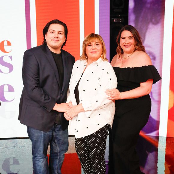 Exclusif - Michèle Bernier et ses enfants Enzo et Charlotte Gaccio lors du backstage de l'enregistrement de l'émission "Famille je vous aime" présentée par M. Drucker et qui sera diffusée le 13 juin 2025 sur France 3, aux Studios rive gauche à Paris, France, le 14 avril 2025. © Clovis-Gaffiot/Bestimage
Tout au long de sa carrière, Michel Drucker a interviewé les parents de ses invités pour comprendre leur parcours. Il a tissé des liens avec chacune de leur famille. Voilà comment est née l'idée de " Famille je vous aime ".

Cette émission diffusée en prime time sur France 3, entre la Fête des Mères et la Fête des Pères, a pour thème principal la transmission.

La famille a toujours inspiré les artistes que ce soit en chanson ou en humour. Gad Elmaleh, le parrain de cette première émission sera accompagné de Régine et David, ses parents. Il y aura également Dany Brillant, Anne Roumanoff, Roman Doduick et leur maman, Michèle Bernier, Laurent Voulzy, Gérard Lanvin, Louis Chedid, Michel et Beatrice Leeb et leurs enfants, mais aussi David Hallyday et Olivier de Benoist dont les récents spectacles abordent ce sujet.

Entre émotion et fous rires, nous n'avons pas fini d'aimer ces drôles de Familles !