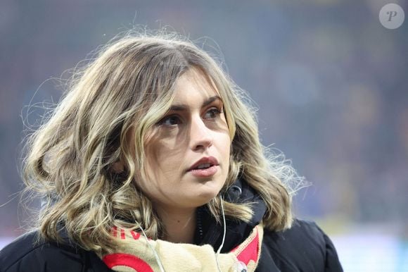 Marine (Star Academy 2024) chante "Les Corons" en hommage à Pierre Bachelet, pour le 20ème anniversaire de sa mort, lors du match de Ligue 1 McDonald's "Lens - Strasbourg (0-2)" au stade Bollaert-Delelis, le 16 février 2025.