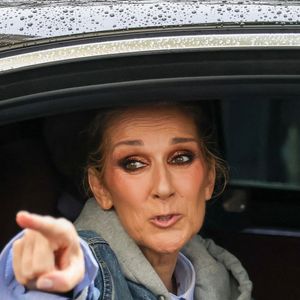Paris, FRANCE - Céline Dion prend des photos et salue ses fans alors qu'elle se prépare à chanter pour les Jeux Olympiques à Paris, créant ainsi de joyeux souvenirs avec ses admirateurs.