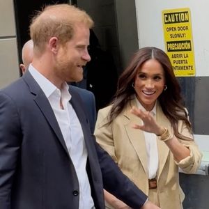 Le prince Harry, duc de Sussex et Meghan Markle, duchesse de Sussex, quittent leur hôtel par une porte dérobée à New York, le 23 avril 2025. (Backgrid USA / Bestimage).