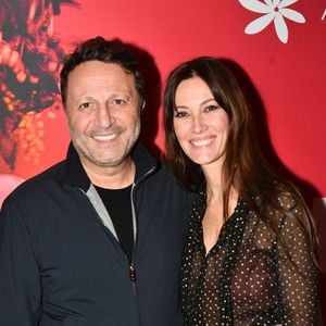 Même avec un pied dans le plâtre, Arthur ne compte pas laisser ce souci de santé entraver ses vacances à Tahiti auprès de son épouse et de leur fille Manava.
Mareva Galanter (Miss France) et Arthur (Jacques Essebag) au concert de M.Galanter au théâtre Music-Hall Show l'Alhambra à Paris, France. © Veeren/Bestimage