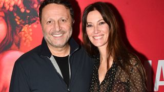 Toujours en convalescence, Arthur a trouvé la parade pour profiter à Tahiti avec sa femme Mareva Galanter