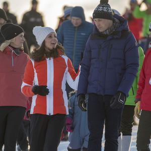 Le prince William, duc de Cambridge et Catherine Kate Middleton (enceinte), duchesse de Cambridge rencontrent des enfants de l'école de ski à Oslo le 2 février 2018. © AGENCE / BESTIMAGE