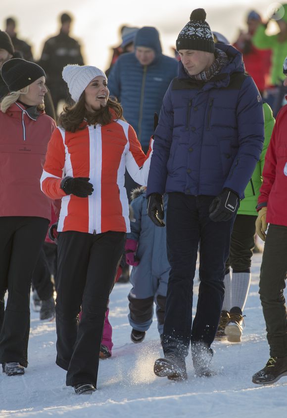 Le prince William, duc de Cambridge et Catherine Kate Middleton (enceinte), duchesse de Cambridge rencontrent des enfants de l'école de ski à Oslo le 2 février 2018. © AGENCE / BESTIMAGE