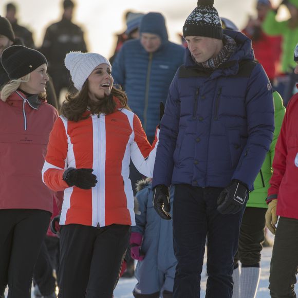 Le prince William, duc de Cambridge et Catherine Kate Middleton (enceinte), duchesse de Cambridge rencontrent des enfants de l'école de ski à Oslo le 2 février 2018. © AGENCE / BESTIMAGE