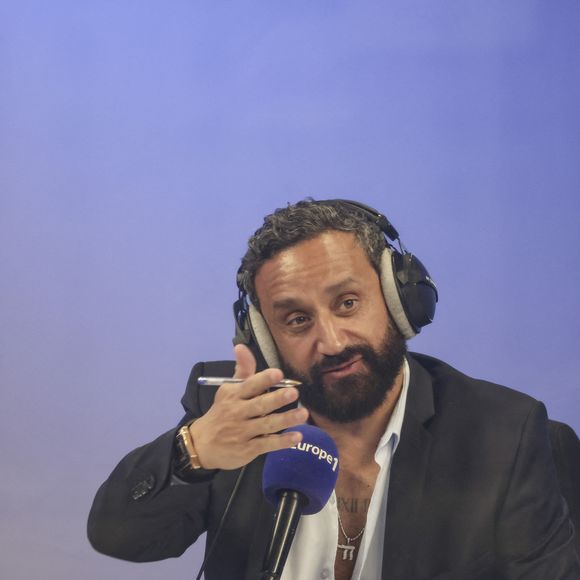 Après la fin de C8, il a signé un contrat avec W9.

Exclusif - Cyril Hanouna sur le plateau de de l’émission « On Marche Sur La Tête » présentée par C.Hanouna et diffusée en direct sur Europe 1 à Paris le 29 avril 2025.
© Jack Tribeca/Bestimage