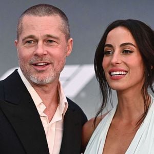 Depuis la fin de l'année 2022, elle est celle qui fait battre le cœur de l'un des acteurs les plus convoités d'Hollywood. 

Brad Pitt et Ines de Ramon à la première mondiale de "F1" à Times Square, Manhattan, New York City.
(NYC)
