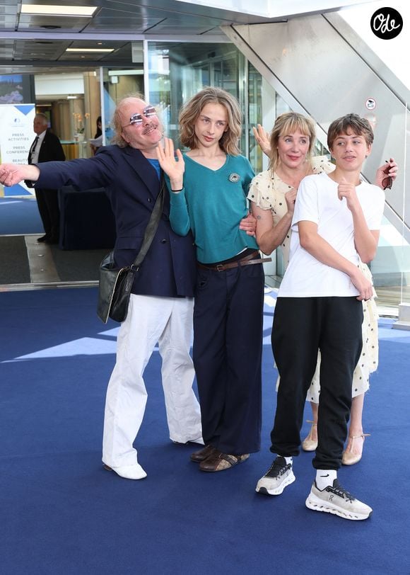 Philippe Katerine, Julie Depardieu et leurs enfants Billy et Alfred  - Photocall de 'Les derniers jours de Charles Baudelaire' lors de la 65eme édition du Festival TV De Monte Carlo le 14 Juin 2026

 © Denis Guignebourg /Bestimage