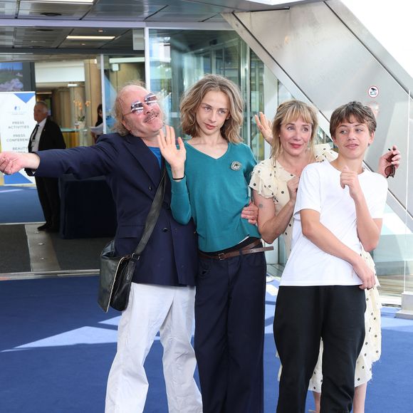 Philippe Katerine, Julie Depardieu et leurs enfants Billy et Alfred  - Photocall de 'Les derniers jours de Charles Baudelaire' lors de la 65eme édition du Festival TV De Monte Carlo le 14 Juin 2026

 © Denis Guignebourg /Bestimage