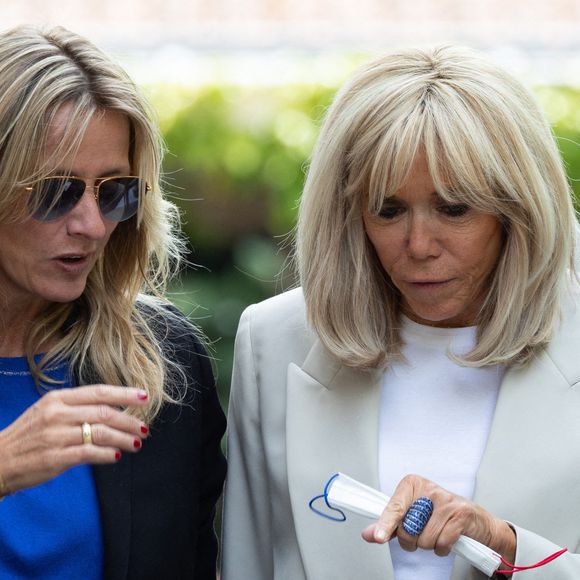 La Première Dame Brigitte Macron et Sarah Lavoine inaugurent l'Espace des Aidants fondé par l'association Hopitaux de Paris et créé par la Maison Sarah Lavoine à l'hôpital Paul Guiraud de Villejuif, au sud de Paris, le 31 mai 2022.  Photo par Raphael Lafargue/ABACAPRESS.COM