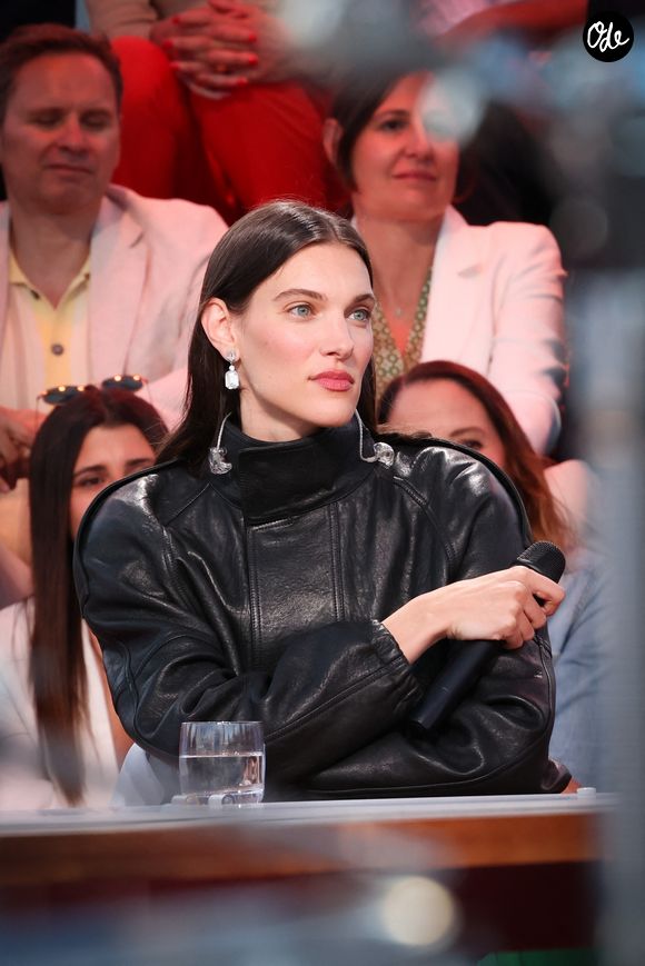 Charlotte Cardin - Plateau de l'émission "C à vous" lors du 79ème Festival International du Film de Cannes le 14 mai 2026. © Jack Tribeca / Bestimage
