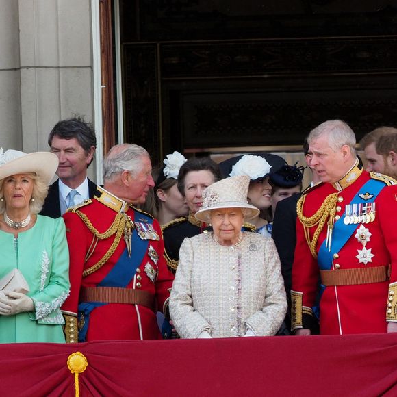 Catherine (Kate) Middleton, duchesse de Cambridge, la princesse Charlotte de Cambridge, le prince Louis de Cambridge, Camilla Parker Bowles, duchesse de Cornouailles, le prince Charles, prince de Galles, la reine Elisabeth II d’Angleterre, le prince Andrew, duc d’York, le prince Harry, duc de Sussex, et Meghan Markle, duchesse de Sussex, la princesse Beatrice d’York, la princesse Eugenie d’York, la princesse Anne - La famille royale au balcon du palais de Buckingham lors de la parade Trooping the Colour 2019, célébrant le 93ème anniversaire de la reine Elisabeth II, Londres, le 8 juin 2019. Agence / Bestimage
