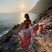 Un paréo, 5 tenues : On vous montre 5 façons de nouer cette pièce indispensable de l’été