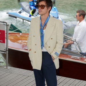 L'artiste souhaitait ainsi déstigmatiser la sexualité tout en soutenant l'association Planned Parenthood.

Harry Styles au Lido lors du 79ème Festival International du Film de Venise (Mostra), le 5 septembre 2022. 
Bestimage