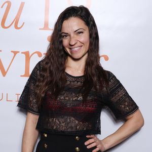 Semi-exclusif - Denitsa Ikonomova lors de la première édition du gala caritatif 'le Gala du 12 Fevrier' au profit des grands brûlés dans les salons de l'Hotel Royal Monceau le 12 Fevrier 2026 à Paris. . Ce gala caritatif initié par l'influenceuse Julie Bourges, brûlée au troisième degré à 16 ans est un rendez-vous solidaire dans la continuité de ses prises de parole après le drame de Crans-Montana.
Organisé dans le cadre du lancement de l'association Douze Février, ce gala a pour vocation de centraliser des fonds et de développer des actions solidaires en faveur des grands brûlés.
Une cagnotte a déjà permis de réunir plus de 20 000 euros. 60 % des sommes collectées seront reversées à parts égales aux associations Flavie et Burns & Smiles, dont Julie Bourges est la marraine.
Le choix de la date n'a rien d'anodin : lors d'un carnaval scolaire, le 12 février 2013, le costume de Julie Bourges prend feu, laissant la jeune de 16 ans brûlée au 3e degré sur près de 40 % de son corps. Après de nombreuses opérations, elle entame une longue reconstruction. Depuis, elle se bat pour les victimes et contre les préjugés. Écrite après la tragédie de Crans-Montana, où l'incendie d'un bar d'une station de sports d'hiver suisse a fait plus de 40 morts lors du Nouvel An 2026, sa " lettre aux Grands Brûlés " avait été largement diffusée sur les réseaux sociaux. © Denis Guignebourg/BestImage