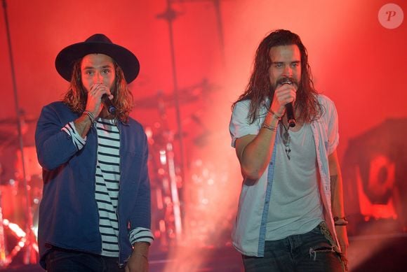 Jérémy Frérot et Florian Delavega lors de leur dernier concert parisien de la tournée avant séparation à l'AccorHotels Arena à Paris, le 7 avril 2017. 

Photo :  Veeren / Bestiamge