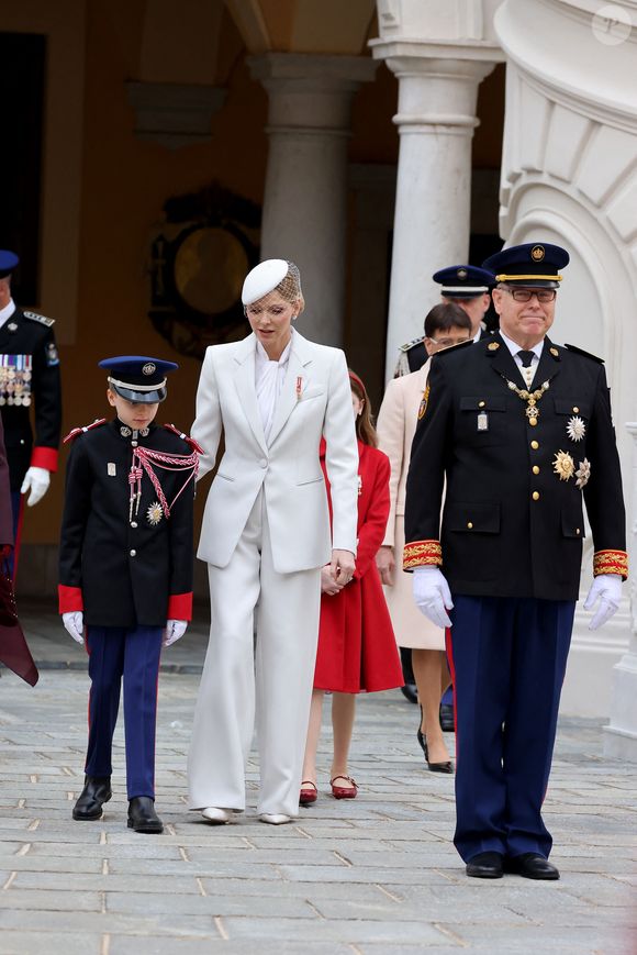 No Tabloïds - La princesse Charlene de Monaco, La princesse Gabriella de Monaco, comtesse de Carladès, le prince Jacques de Monaco, marquis des Baux, le prince Albert II de Monaco - La famille princière monégasque dans la cour d'honneur du palais lors de la la fête nationale à Monaco le 19 novembre 2025. © Dominique Jacovides - Bruno Bebert / Bestimage