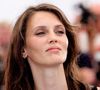 À la question "Tu fais quoi le dimanche pendant les vacances ?", l’actrice s’est contentée d’un énigmatique "Je vis. Comme plein de gens, je fais des trucs." 

Marine Vacth au photocall de "Mascarade" lors du 75ème Festival International du Film de Cannes, le 28 mai 2022. 
© Dominique Jacovides / Bestimage