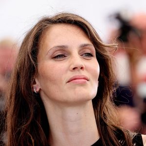 À la question "Tu fais quoi le dimanche pendant les vacances ?", l’actrice s’est contentée d’un énigmatique "Je vis. Comme plein de gens, je fais des trucs." 

Marine Vacth au photocall de "Mascarade" lors du 75ème Festival International du Film de Cannes, le 28 mai 2022. 
© Dominique Jacovides / Bestimage