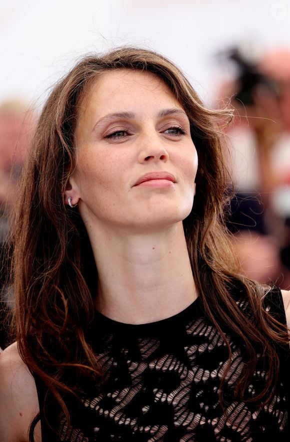 À la question "Tu fais quoi le dimanche pendant les vacances ?", l’actrice s’est contentée d’un énigmatique "Je vis. Comme plein de gens, je fais des trucs." 

Marine Vacth au photocall de "Mascarade" lors du 75ème Festival International du Film de Cannes, le 28 mai 2022. 
© Dominique Jacovides / Bestimage