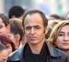 Celui qui s'est éloigné de la vie publique il y a plusieurs années maintenant, sait répondre présent pour des causes qui le touche.

Le chanteur français Jean-Jacques Goldman participe à une marche silencieuse de plus de 1 000 personnes organisée par l'association « Ni Putes ni Soumises » à Marseille, dans le sud de la France, le 27 novembre 2004, pour protester contre les violences faites aux femmes en France, en mémoire de Ghofrane Haddaoui, une Tunisienne de 23 ans lapidée à mort le mois dernier par un garçon de 17 ans qui a avoué le meurtre. Photo de Gerald Holubowicz/ABACA.