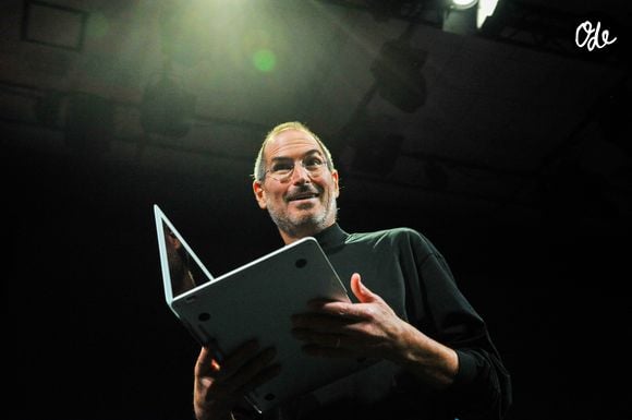 Il considérait la simplicité comme une quête exigeante, nécessitant de renoncer à de nombreuses bonnes idées pour atteindre l'essentiel.

Steve Jobs, PDG d'Apple, dévoile un nouveau MacBook Air lors du salon Macworld 2008 à San Francisco, en Californie, le 15 janvier 2008. (Photo de Koichi Mitsui/AFLO)