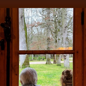Anthony Delon a partagé une photo de sa fille Loup et son père Alain Delon prise à Douchy sur son compte Instagram, le 19 juin 2025.
