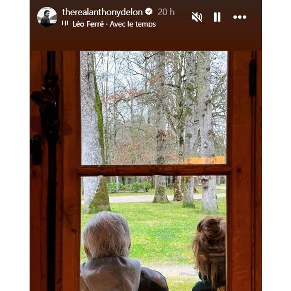 Anthony Delon a partagé une photo de sa fille Loup et son père Alain Delon prise à Douchy sur son compte Instagram, le 19 juin 2025.