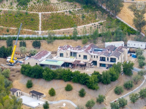 EXCLUSIF Hidden Hills, Californie – Photo prise le 5 juin 2025 – Cinq ans plus tard, Kylie Jenner a révélé qu'elle était prête à emménager dans son immense manoir de Hidden Hills, doté d'un bunker souterrain. Backgrid USA / Bestimage. Backgrid USA / Bestimage