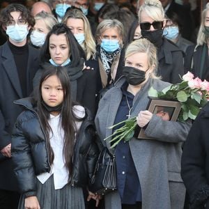Exclusif -  Hélène Darroze, ses filles Quitterie et Charlotte ( Charlotte en arrière-plan), Laeticia Hallyday - Obsèques de Francis Darroze, ancien chef de l'auberge "Le relais" à Villeneuve-de-Marsan et père de Hélène Darroze en l'église Saint-Hippolyte à Villeneuve-de-Marsan le 9 novembre 2021. Agence / Bestimage