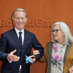 L'ancien animateur de "Télématin" révèle que toutes les équipes sont "tristes"

William Leymergie et son ex-femme posant au Village pendant les Internationaux de France de Tennis à Roland-Garros à Paris, France, le 26 mai 2016. Wyters Alban/ABACA