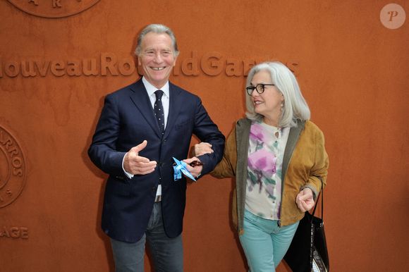 L'ancien animateur de "Télématin" révèle que toutes les équipes sont "tristes"

William Leymergie et son ex-femme posant au Village pendant les Internationaux de France de Tennis à Roland-Garros à Paris, France, le 26 mai 2016. Wyters Alban/ABACA