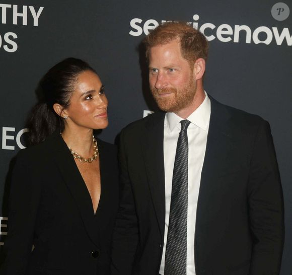 Le prince Harry, duc de Sussex et Meghan Markle, duchesse de Sussex, lors du 3ème gala annuel du projet "Healthy Minds" aux Spring Studios à New York, le 9 octobre 2025. Photo : Zuma Press / Bestimage