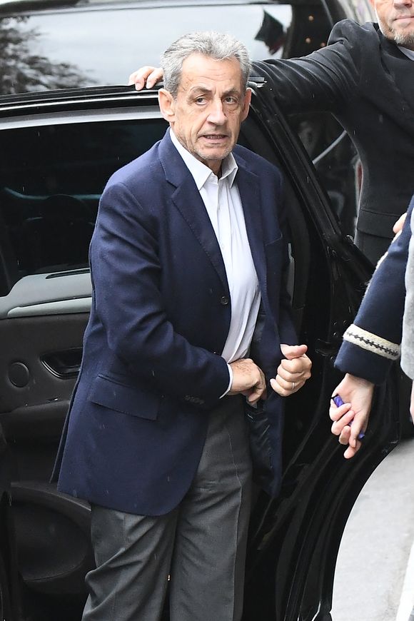 Nicolas Sarkozy - La famille Sarkozy réunie au restaurant du "Four Seasons Hôtel George V" pour l'anniversaire de Giulia Sarkozy (14 ans) à Paris, France, le 19 octobre 2025.

© Bestimage