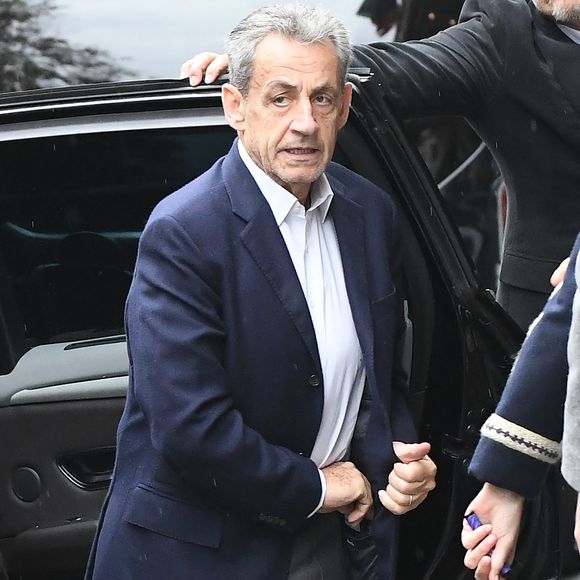 Nicolas Sarkozy - La famille Sarkozy réunie au restaurant du "Four Seasons Hôtel George V" pour l'anniversaire de Giulia Sarkozy (14 ans) à Paris, France, le 19 octobre 2025.

© Bestimage