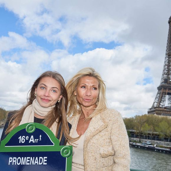 Stella Belmondo et sa mère Natty Belmondo lors de l'inauguration de "La promenade Jean-Paul Belmondo" au terre-plein central du pont de Bir-Hakeim, à Paris le 12 avril 2023. 

© CYRIL MOREAU / BESTIMAGE