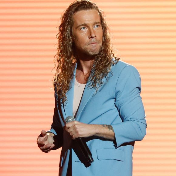 Julien Doré, qui s'est pour rappel fait connaître après avoir gagné la cinquième saison de Nouvelle Star, et qui est à retrouver ce soir sur TF1 dans la série Panda (où il incarne le personnage principal), sortait en novembre dernier un album intitulé Imposteur.

Exclusif - Julien Doré - Enregistrement de l'émission "Les disques d'or de l'année" au Dôme de Paris. © Christophe Clovis / Bestimage