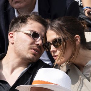 Antoine Dupont et sa compagne Iris Mittenaere en tribunes lors de la finale messieurs des Internationaux de France de Tennis de Roland Garros 2025 (jour 15), à Paris, France, le 8 juin 2025. © Cyril Moreau/Bestimage