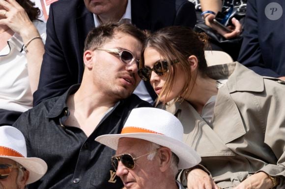 Antoine Dupont et sa compagne Iris Mittenaere en tribunes lors de la finale messieurs des Internationaux de France de Tennis de Roland Garros 2025 (jour 15), à Paris, France, le 8 juin 2025. © Cyril Moreau/Bestimage