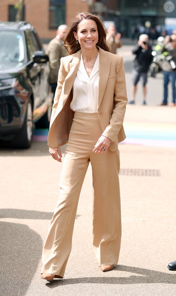 Cette approche met en avant la créativité, l’autonomie et un environnement bienveillant pour les enfants.

Catherine (Kate) Middleton, princesse de Galles, en visite à l'Université de East London à Londres, le 6 mai 2026, pour le lancement du guide du Centre de la Fondation royale pour le développement socio-émotionnel de la petite enfance.
© Chris Jackson / PA Photo / Bestimage