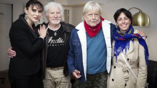 Renaud et sa femme Cerise présents au concert d'Hugues Aufray au Dôme de Paris, les amis de longue date réunis en coulisses