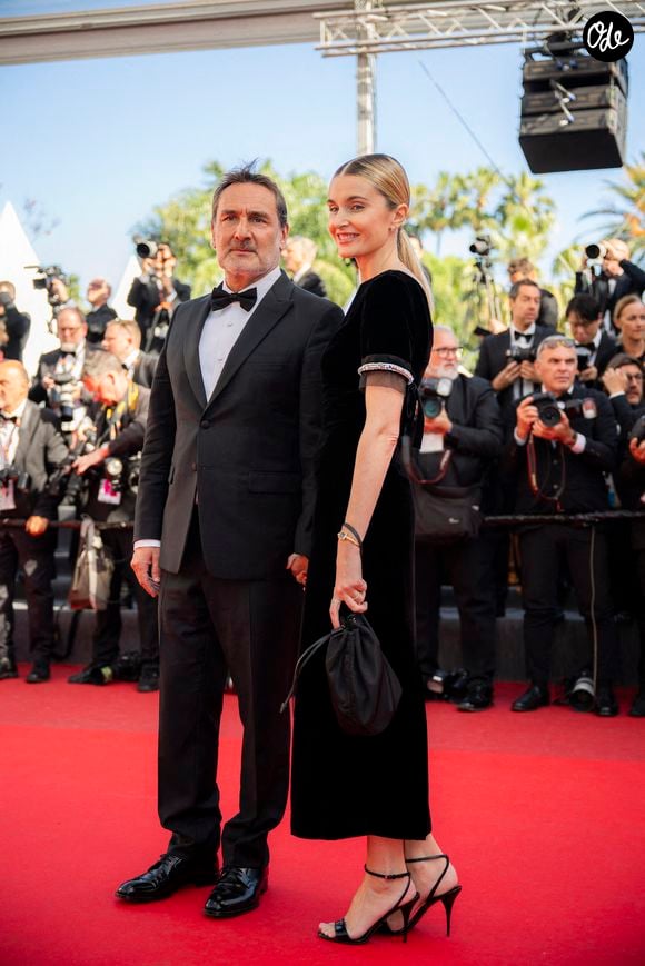 Un geste qui le lie d'autant plus avec Fontainebleau, où vivrait encore sa mère et où il espère "construire quelque chose de fort pour sa famille" et "se retrouver tous ensemble". 

Alizée Guinochet et Gilles Lellouche quittent la projection du film "Moulin" lors du 79e Festival de Cannes, au Palais des Festivals, le 17 mai 2026 à Cannes, en France. Photo : Eliot Blondet/Abaca