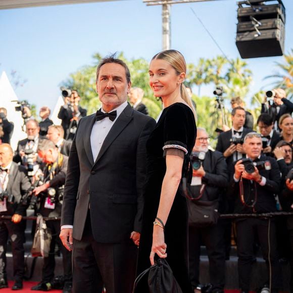 Un geste qui le lie d'autant plus avec Fontainebleau, où vivrait encore sa mère et où il espère "construire quelque chose de fort pour sa famille" et "se retrouver tous ensemble". 

Alizée Guinochet et Gilles Lellouche quittent la projection du film "Moulin" lors du 79e Festival de Cannes, au Palais des Festivals, le 17 mai 2026 à Cannes, en France. Photo : Eliot Blondet/Abaca