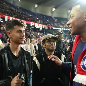 Jamel Debbouze avec son fils Léon et Kylian Mbappé lors du dernier match de Kylian Mbappé (25 ans) avec le PSG en Ligue 1 Uber Eats lors de la rencontre "PSG-Toulouse" (1-3) au Parc des Princes à Paris le 12 mai 2024.

© Franck Fife / Pool /Bestimage