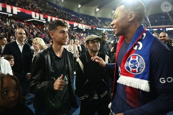 Jamel Debbouze avec son fils Léon et Kylian Mbappé lors du dernier match de Kylian Mbappé (25 ans) avec le PSG en Ligue 1 Uber Eats lors de la rencontre "PSG-Toulouse" (1-3) au Parc des Princes à Paris le 12 mai 2024.

© Franck Fife / Pool /Bestimage