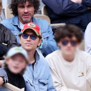 Le chanteur Raphaël avec ses enfants dans les tribunes lors des Internationaux de France de Tennis de Roland Garros 2025, à Paris, France, le 27 mai 2025. © Jacovides-Moreau/Bestimage