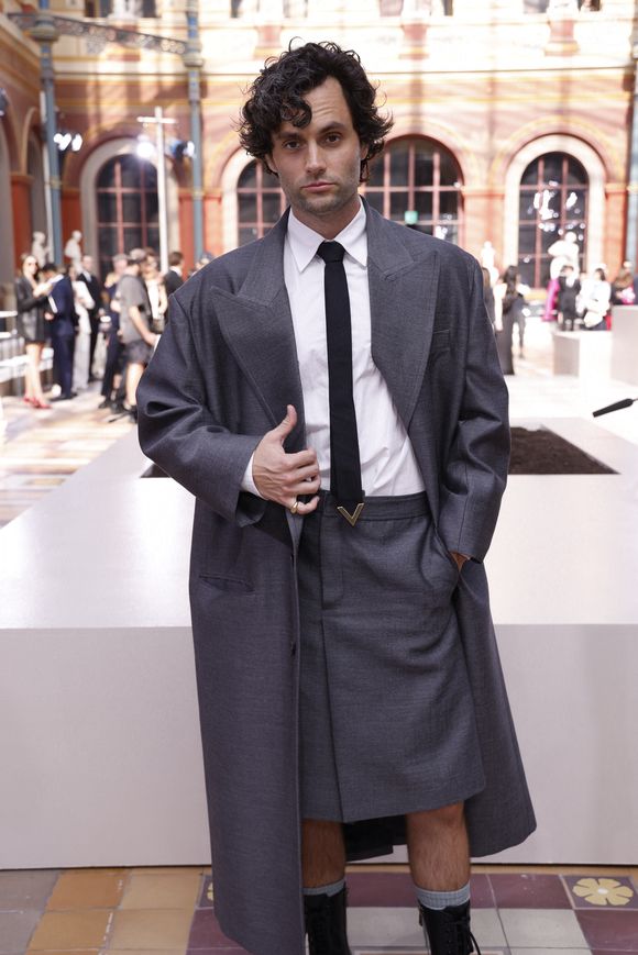 Penn Badgley et Domino Kirke avaient révélé la grossesse de la chanteuse en février 2025 sur les réseaux sociaux.

Penn Badgley - Les célébrités assistent au défilé Valentino "Collection Prêt-à-Porter Printemps/Eté 2024" lors de la Fashion Week de Paris (PFW), le 1er octobre 2023.