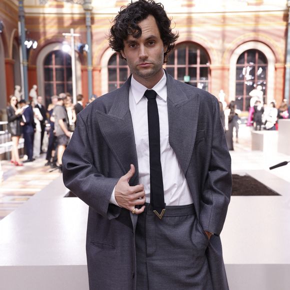 Penn Badgley et Domino Kirke avaient révélé la grossesse de la chanteuse en février 2025 sur les réseaux sociaux.

Penn Badgley - Les célébrités assistent au défilé Valentino "Collection Prêt-à-Porter Printemps/Eté 2024" lors de la Fashion Week de Paris (PFW), le 1er octobre 2023.