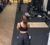 Enfin, la star enchaîne sur le "Glute Ham Developer", une machine redoutable qui lui permet d'enchaîner les extensions de hanches pour cibler le dos et les fessiers.